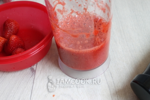 Взбить клубнику