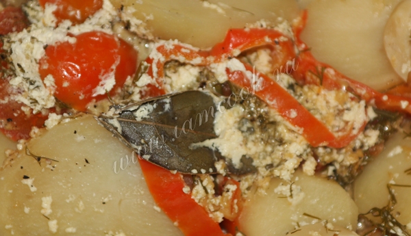 Готовый морской окунь с овощами