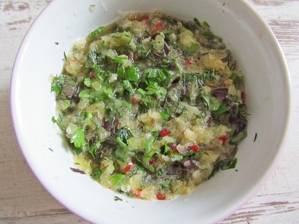 Зелень с чесноком и перцем