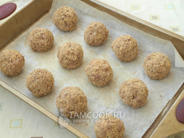 Выложить мясные шарики на противень