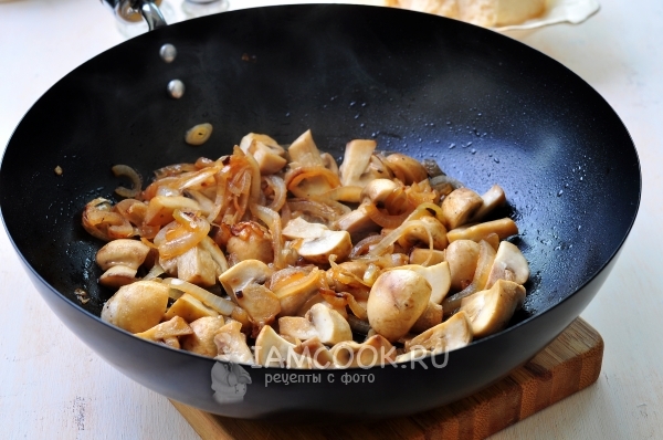 Обжарить грибы и лук