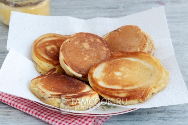 Готовые оладьи с яблочными кольцами и изюмом