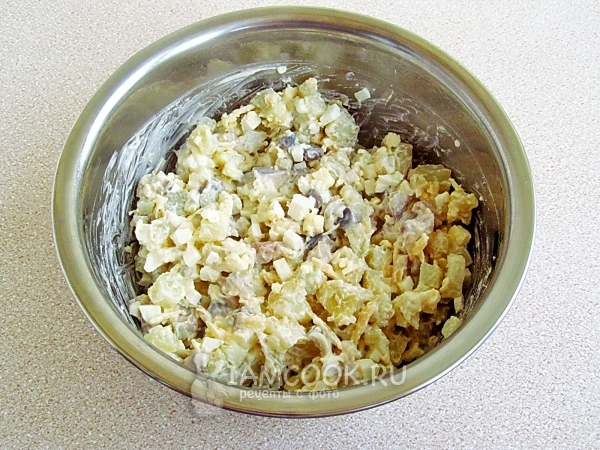 Готовый салат из сельди с картофелем, сыром и яйцами