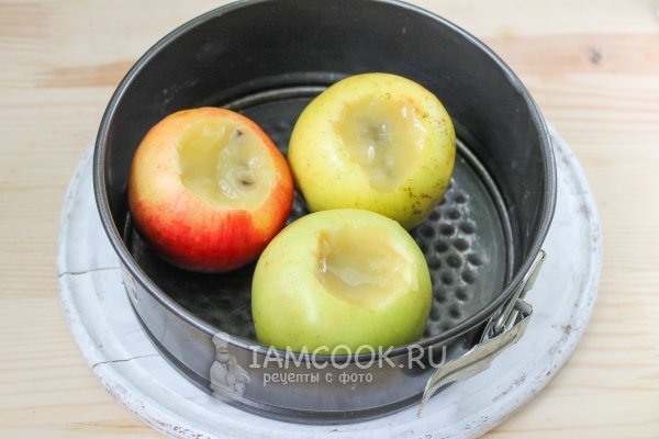 Положить на яблоки мед