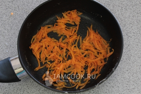Обжарить морковь