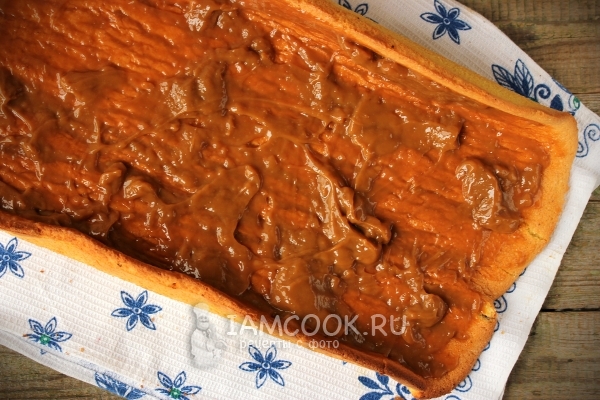 Выложить сгущенку и завернуть в рулет