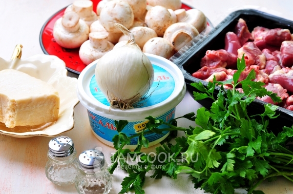 Ингредиенты для салата с куриными сердечками и грибами