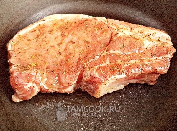 Положить мясо на сковроду