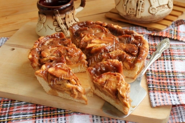 Яблочный пирог ириска