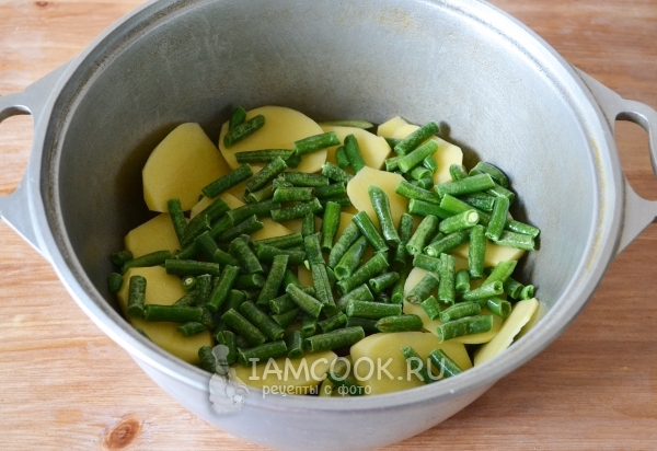 Положить фасоль