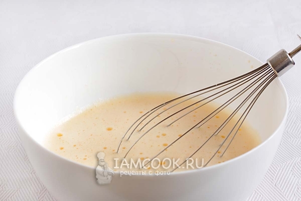 Взбить яйца с солью