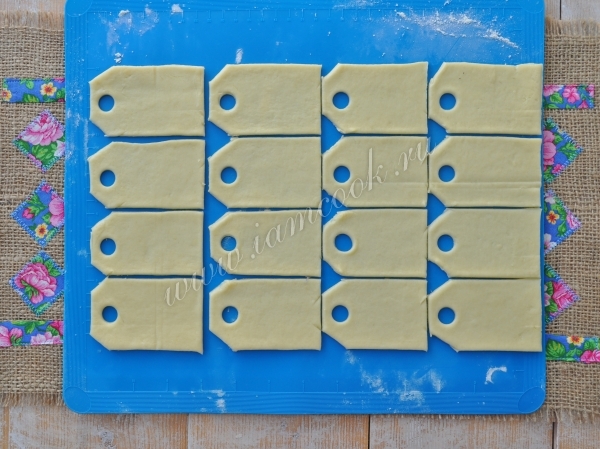 вырезаем печенье из теста