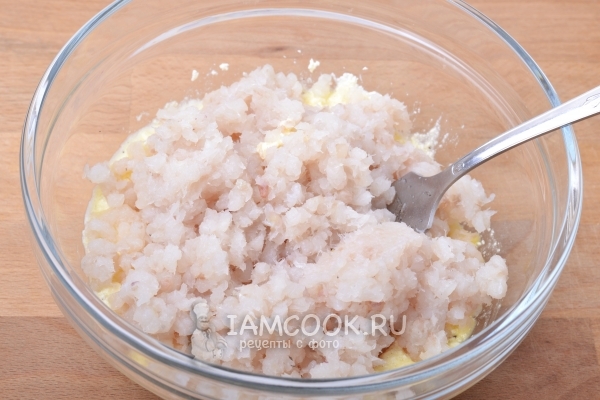 Соединить творог с фаршем