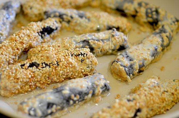 Обжарить корюшку на сковороде