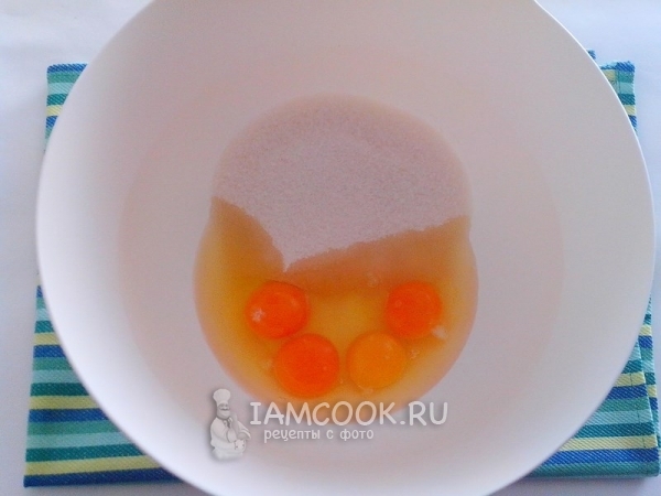 Соединить яйца с сахаром