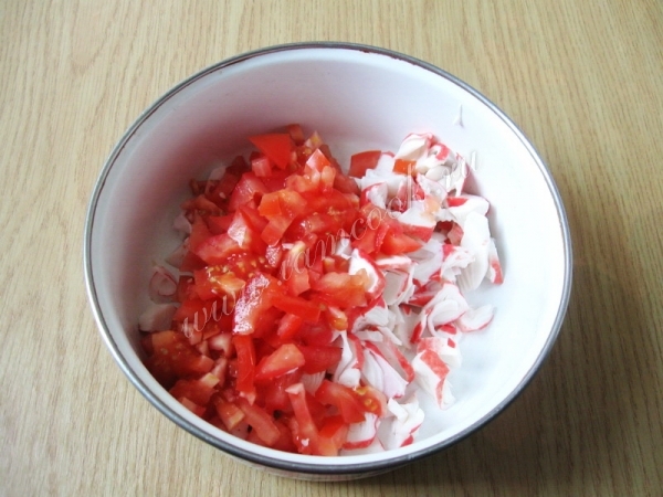 Крабовые палочки и помидоры