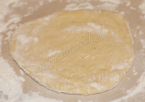 Раскатываем тесто для пирожка