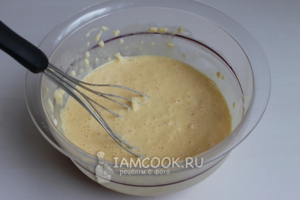 Соединить сливки, яйца и сыр