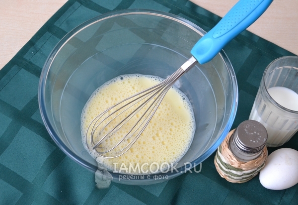 Взбить яйцо с молоком