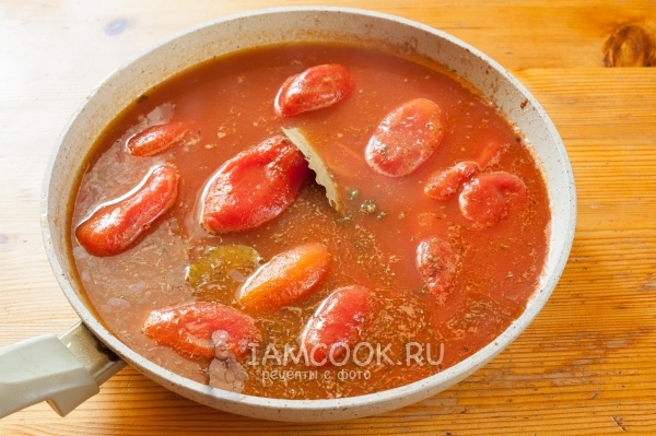 Добавить помидоры в томате и специи