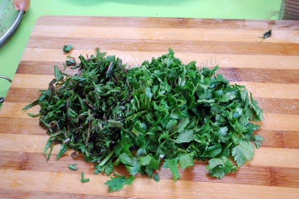 Подготовить зелень для постного лобио