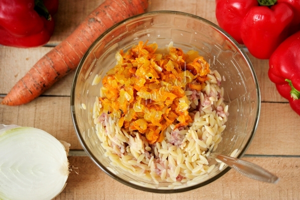 Добавить морковь с луком