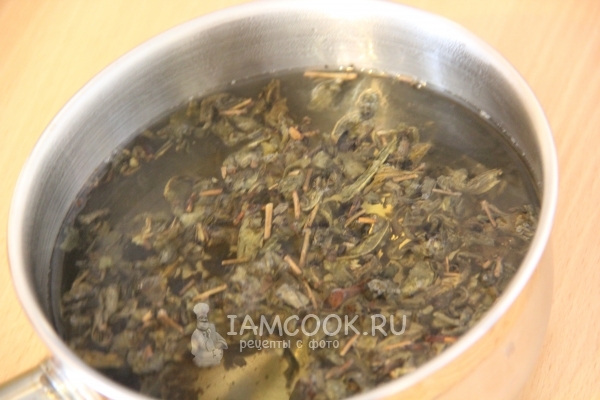 Залить зеленый чай горячей водой