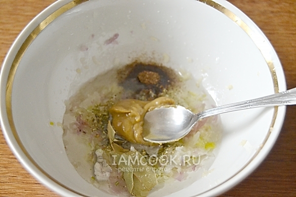 Положить горчицу