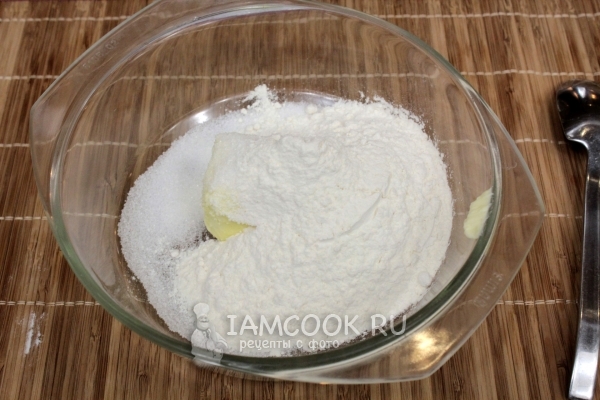 Смешать муку, масло и сахар