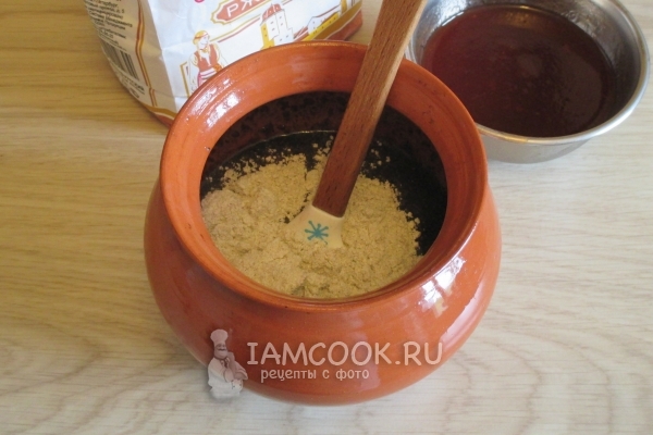 Положить ягоды и муку