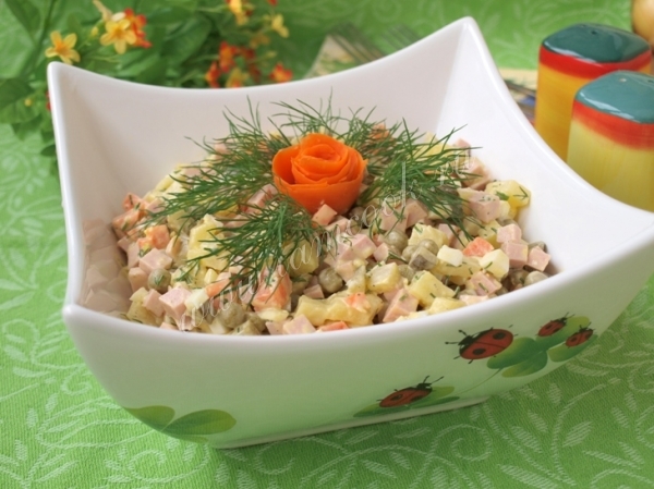 салат оливье с докторской колбасой