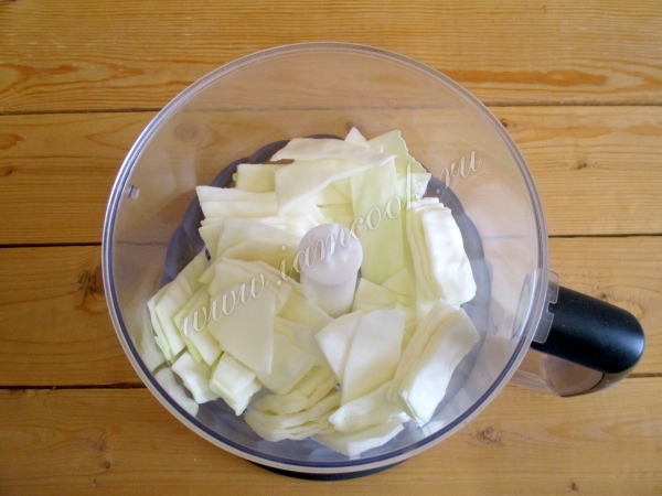 Белокочанную капусту измельчить в блендере