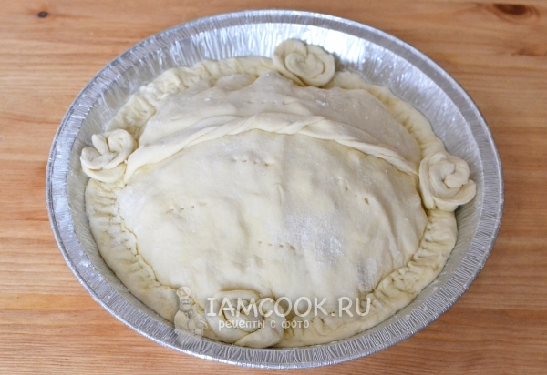 Украсить пирог розочками из теста