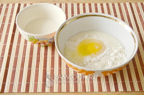 Соединить молоко, яйцо и муку