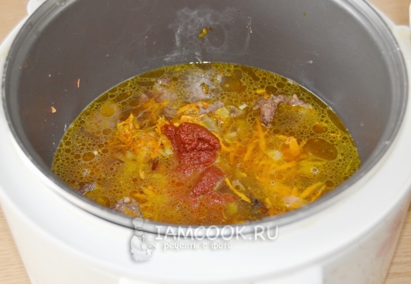 Добавить воду и томатную пасту