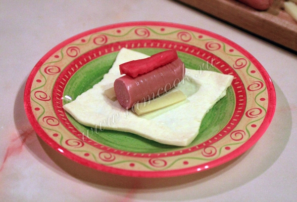 Заворачивание сосиски, помидора и сыра в тесто