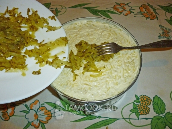 Выложить слой огурцов