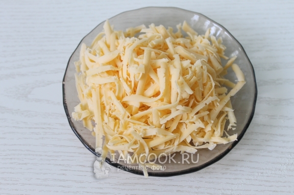 Натереть на терке сыр