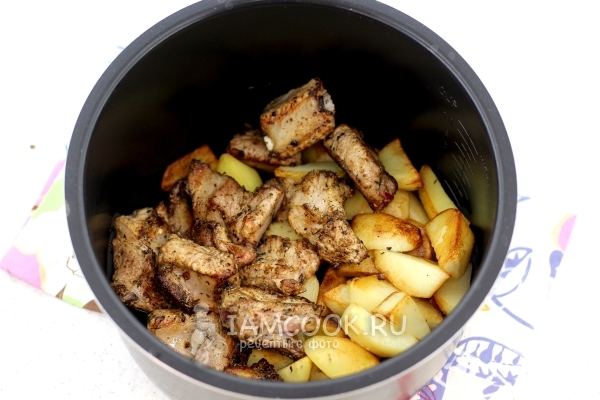 Соединить картофель и рёбрышки