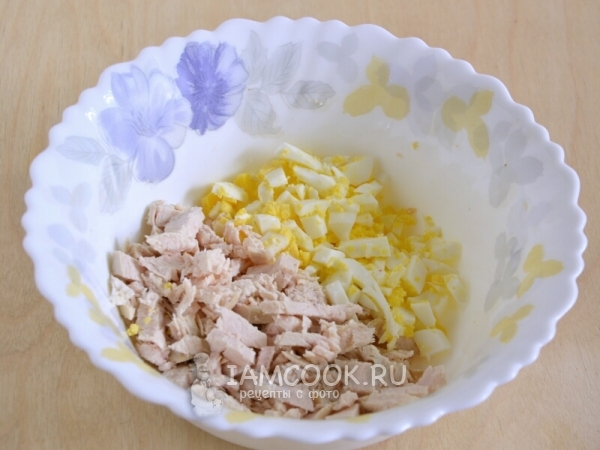 Нарезать яйца и грудку