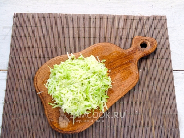 Натереть на терке кабачок