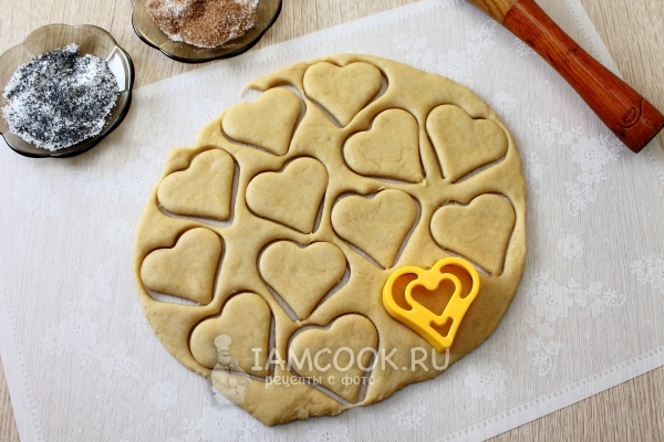 Вырезать печенье из теста