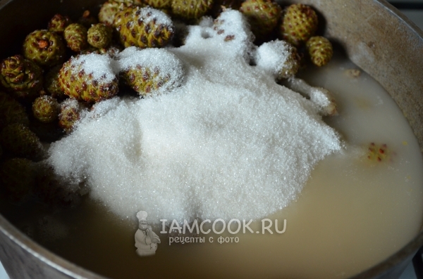 Смешать воду, сахар и шишки