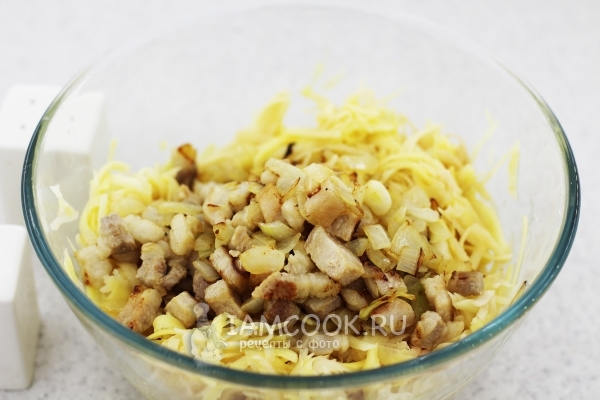 Перемешать начинку для бабки