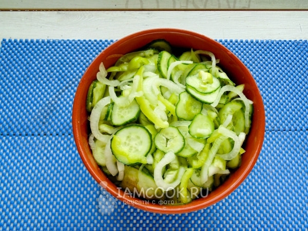Смешали овощи, добавили соль