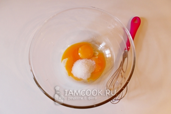 Желток с сахаром в стеклянной миске