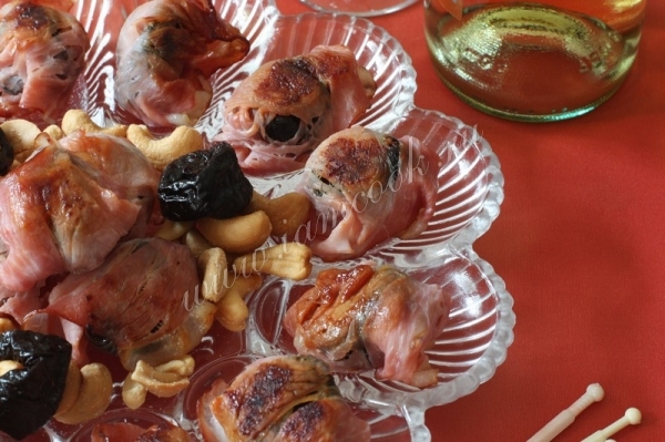 Закуска из бекона, чернослива и орехов