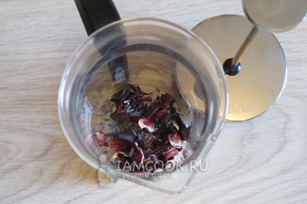 Каркаде и цветки лаванды в заварнике