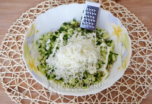 Положить желтки и майонез