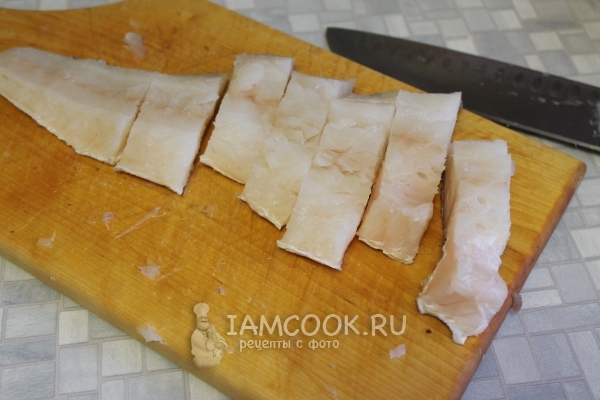 Порезать филе трески